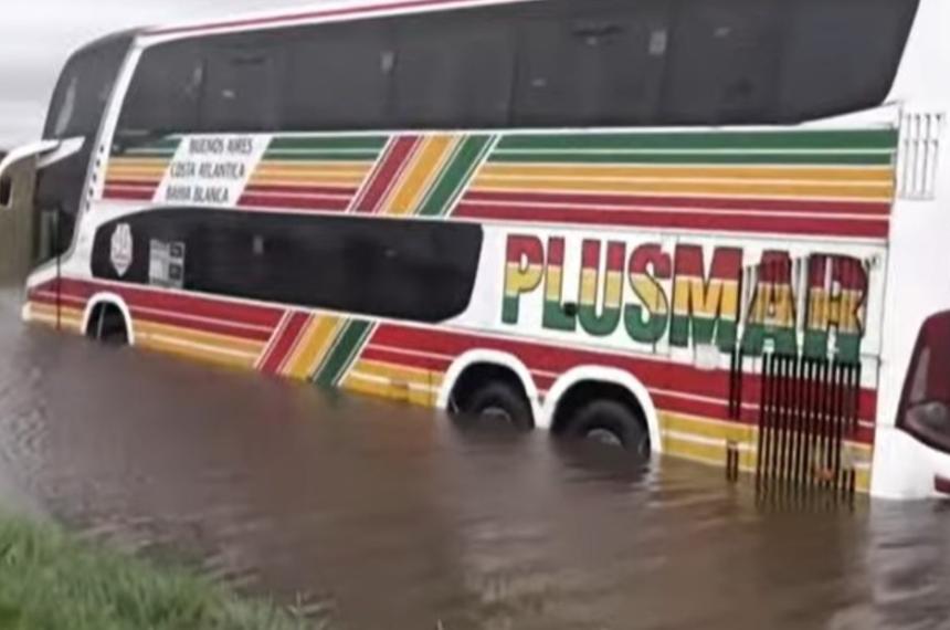 Un micro varado en la ruta 5- una raacutefaga nos sacoacute
