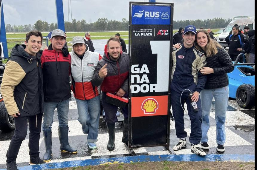 Agustiacuten Sexe brilloacute bajo la lluvia en La Plata