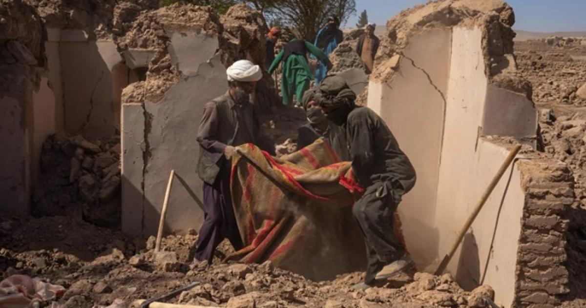 Maacutes de 800 muertos por un terremoto en Afganistaacuten 
