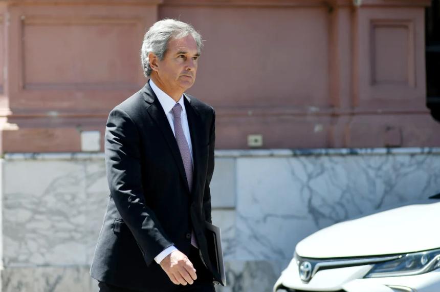 El Gobierno anuncioacute que interviene en el mercado para que no se dispare el doacutelar