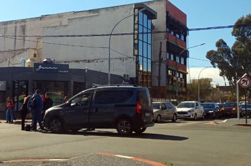 Choque entre auto y moto en el centro de Santa Rosa