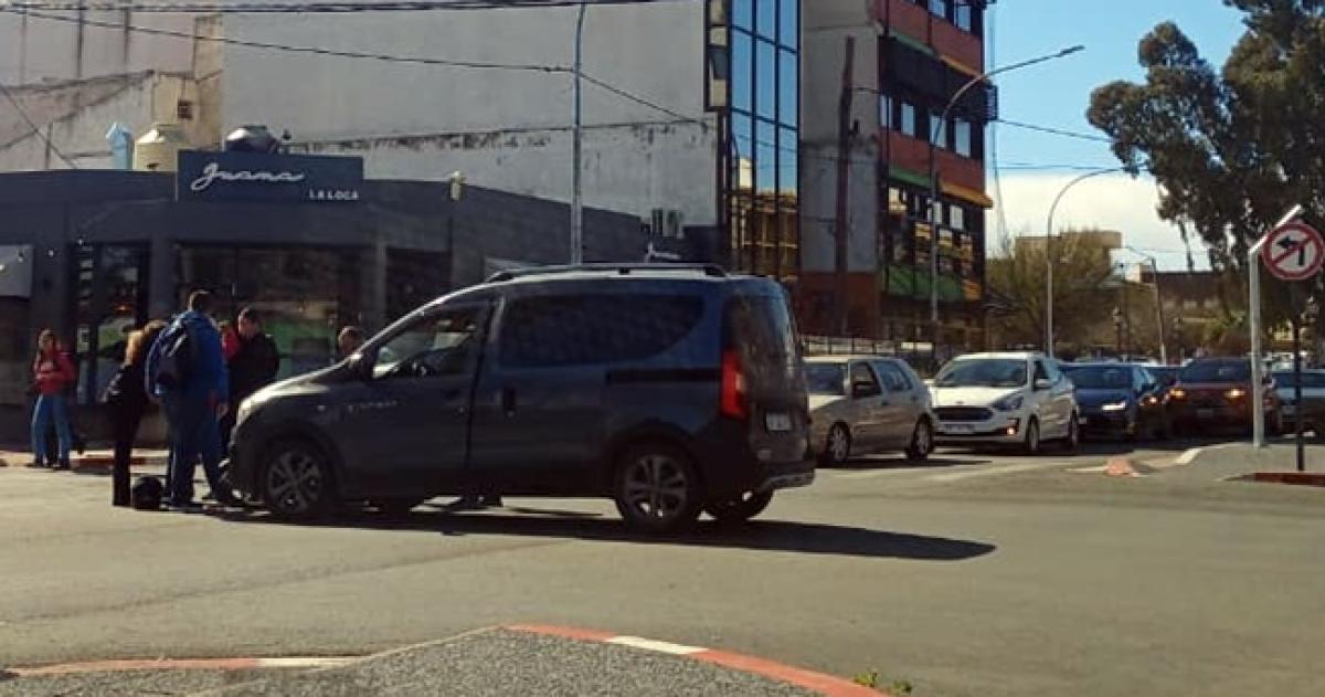 Choque entre auto y moto en el centro de Santa Rosa