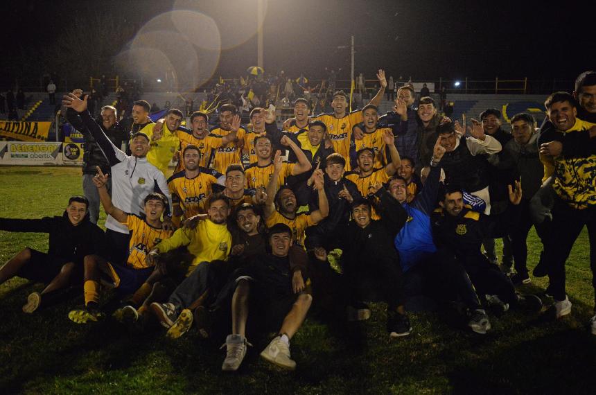 All Boys ganoacute gustoacute goleoacute y levantoacute la copa