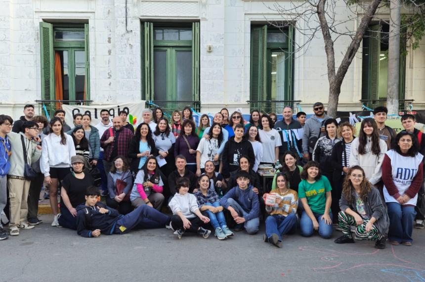 La educacioacuten no se reduce a un Excel- un cierre de lucha frente al Colegio de la UNLPam