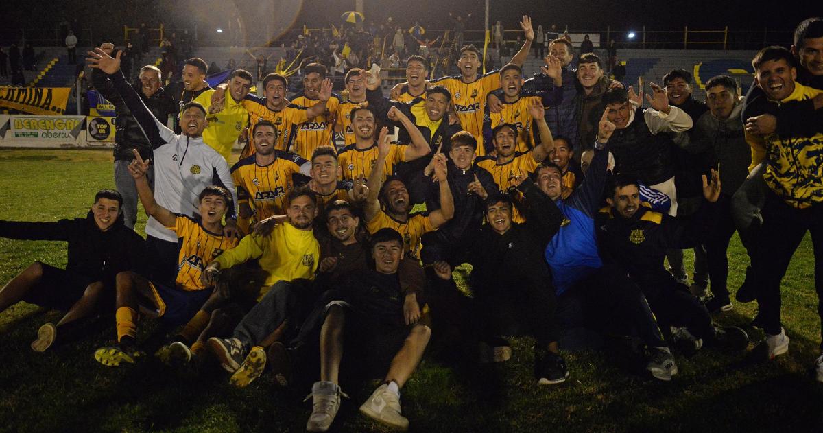 All Boys ganoacute gustoacute goleoacute y levantoacute la copa
