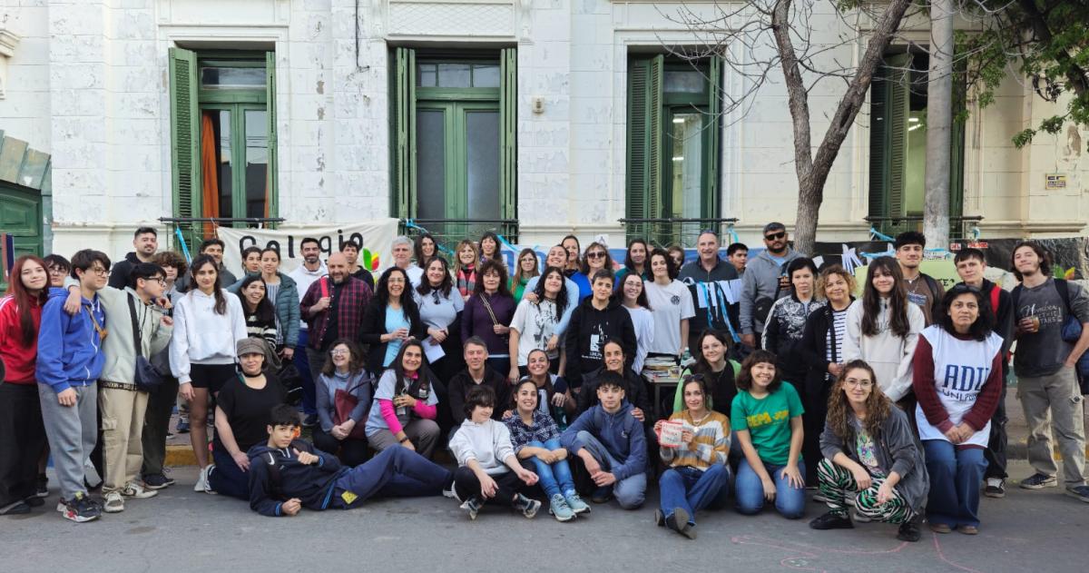 La educacioacuten no se reduce a un Excel- un cierre de lucha frente al Colegio de la UNLPam