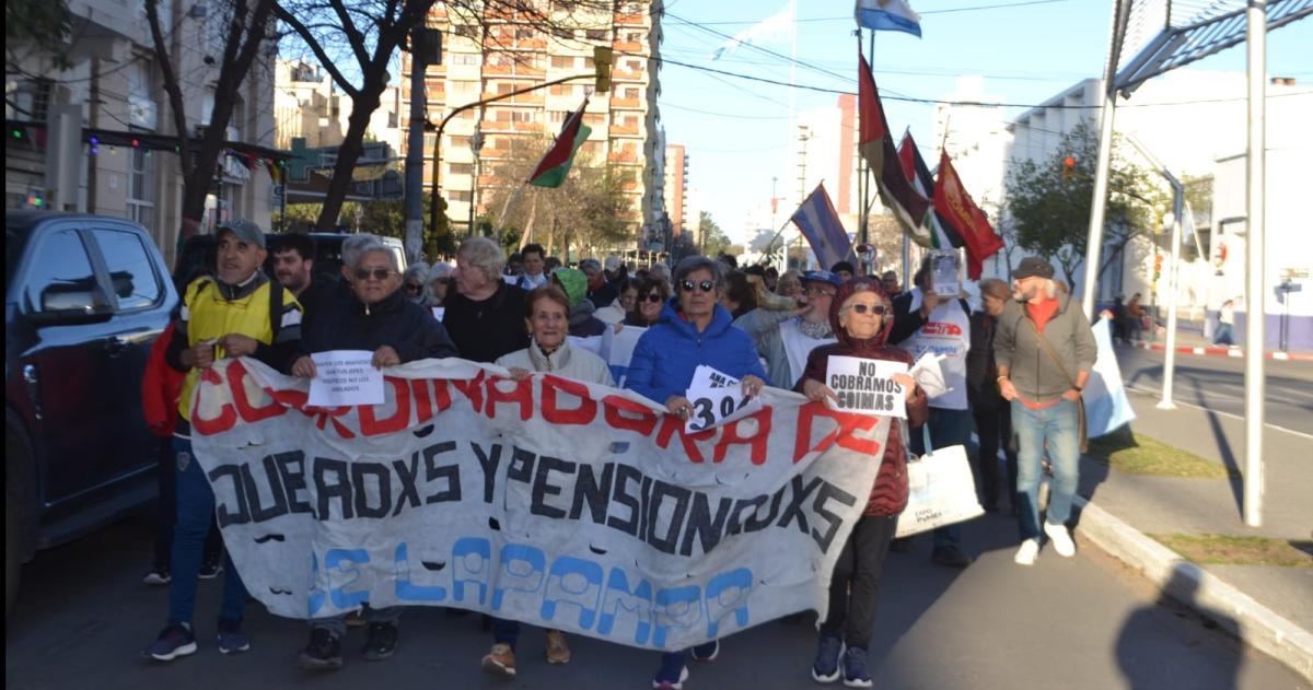 Con banderas de Palestina y Karina coimera otra marcha de los mieacutercoles Santa Rosa