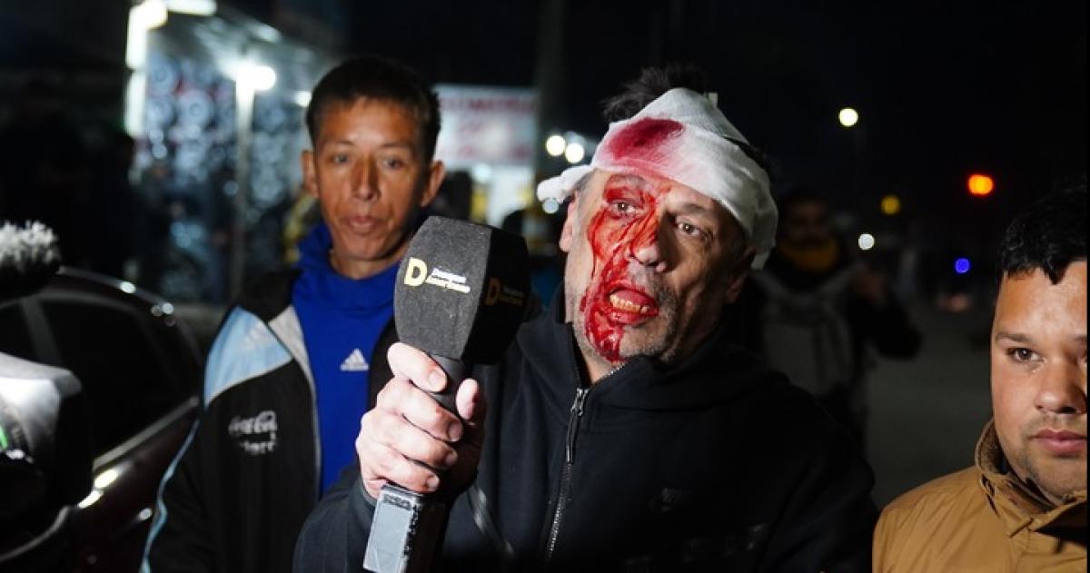 Corridas empujones y pedradas- la previa del acto de Milei con un cronista herido