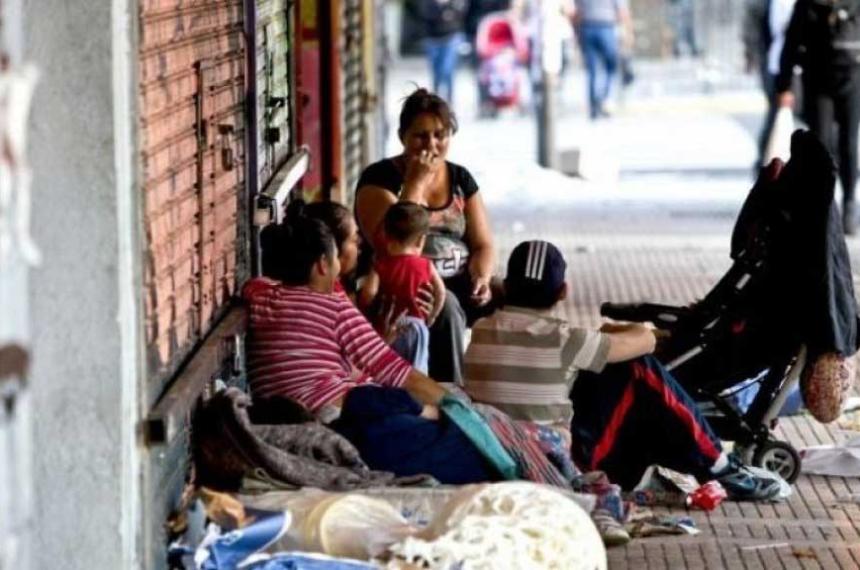 Una familia tipo necesita casi cuatro salarios miacutenimos para no caer bajo la liacutenea de pobreza