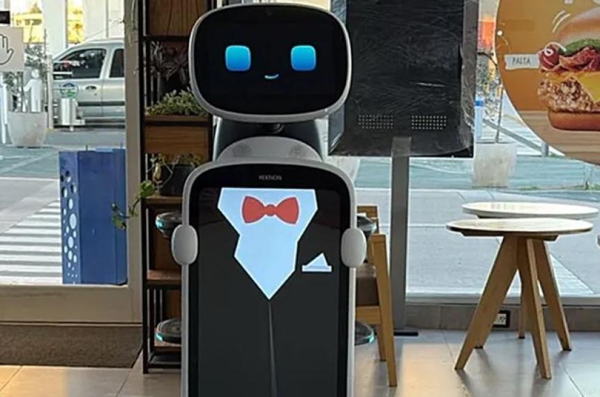 La YPF de Realicoacute incorporoacute un robot para atender al puacuteblico