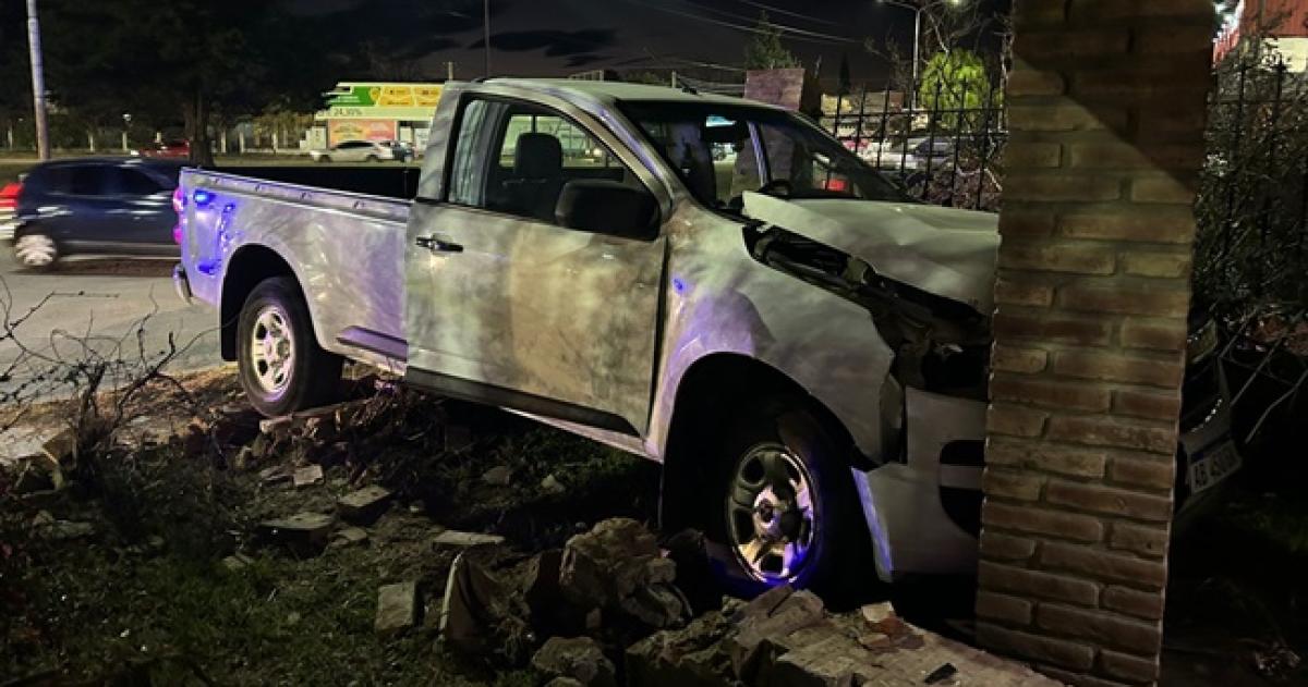 Una camioneta colisionoacute contra una vivienda en Santa Rosa
