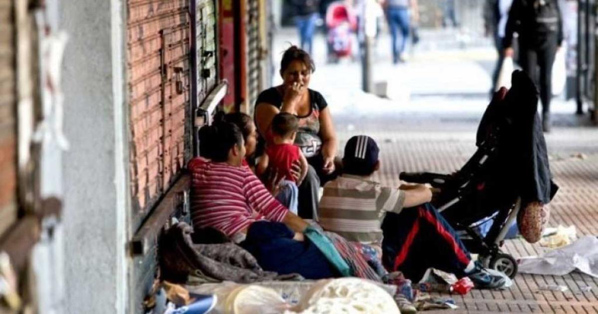 Una familia tipo necesita casi cuatro salarios miacutenimos para no caer bajo la liacutenea de pobreza