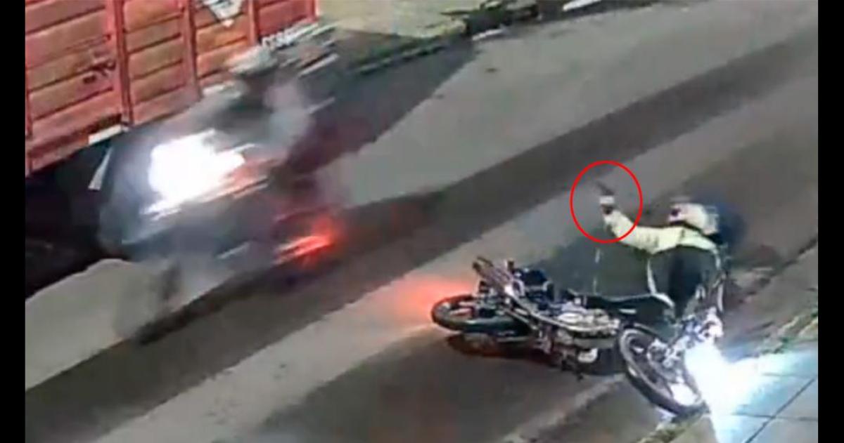 San Justo- un policiacutea bonaerense se defendioacute de un asalto y baleoacute a un motochorro