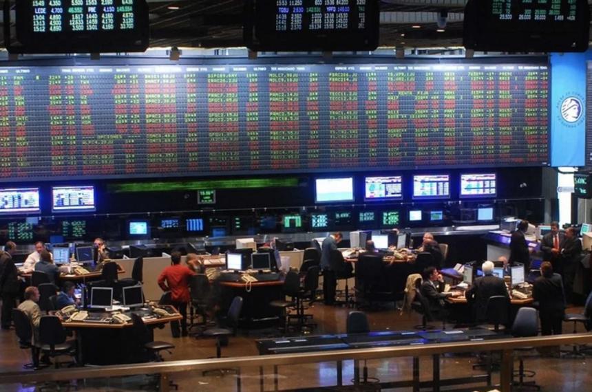 El Gobierno vendioacute US500 millones para frenar al doacutelar y se disparoacute el riesgo paiacutes