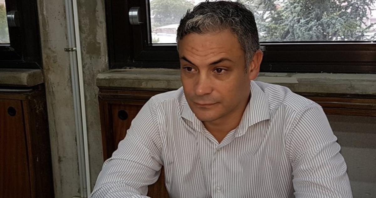 Pico- Un apuntildealado internado en estado criacutetico