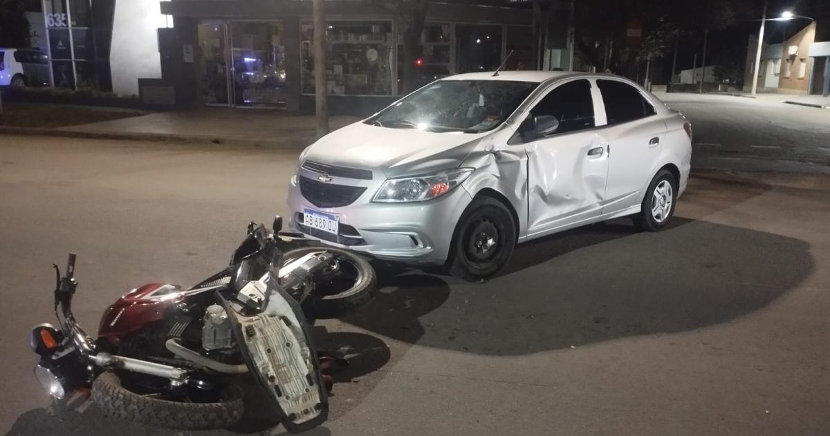 Fuerte choque entre una moto y un auto en Argentino Valle y Las Heras