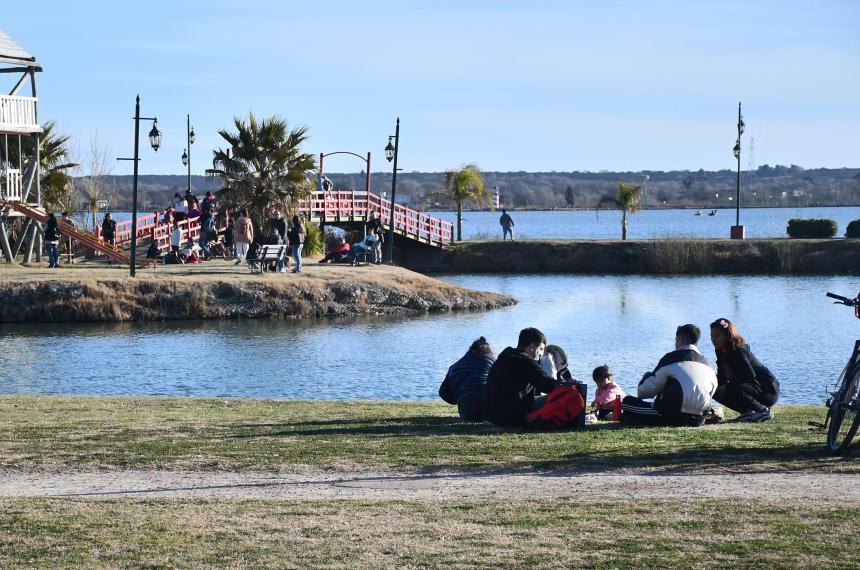 Santa Rosa- domingo con cielo parcialmente nublado y maacutexima de 17 grados