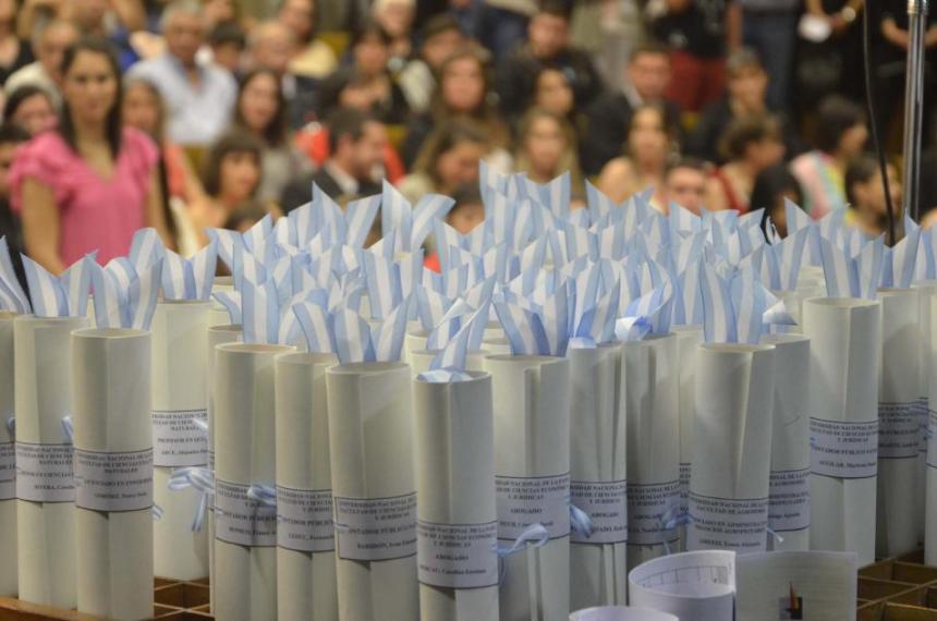 Primera graduada de la UNLPam sin tiacutetulo secundario accedioacute al diploma de Enfermeriacutea