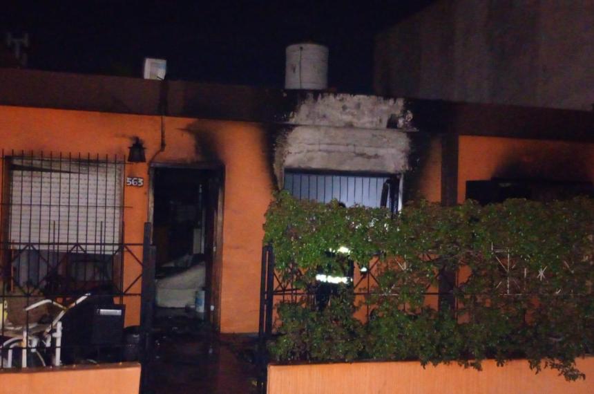 Bomberos rescataron a una mujer de un incendio en Santa Rosa
