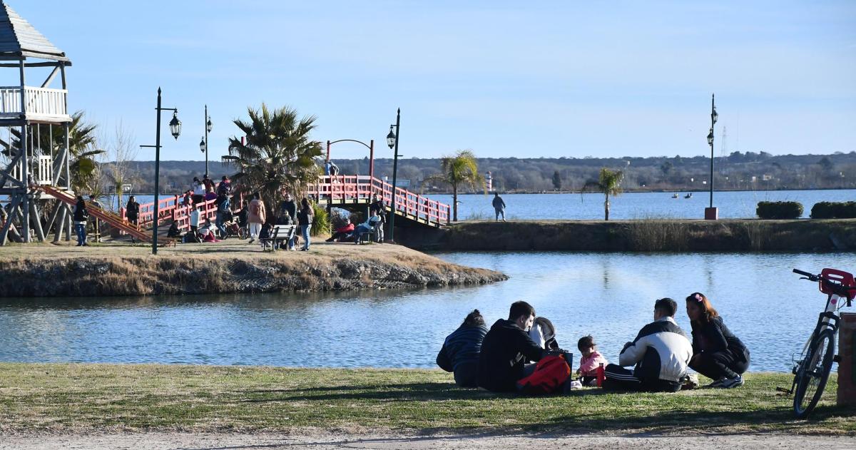 Santa Rosa- domingo con cielo parcialmente nublado y maacutexima de 17 grados
