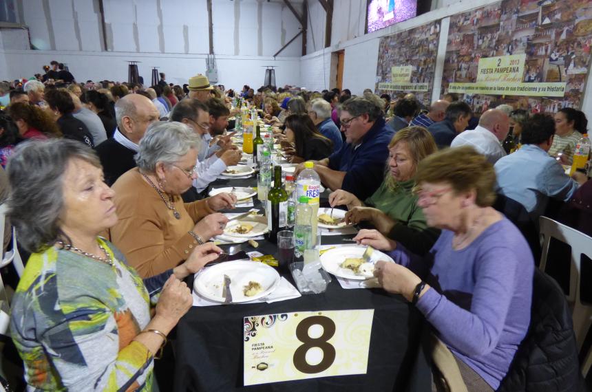 Multitudinaria celebracioacuten de la Fiesta de la Riwwel Kuchen en Peruacute