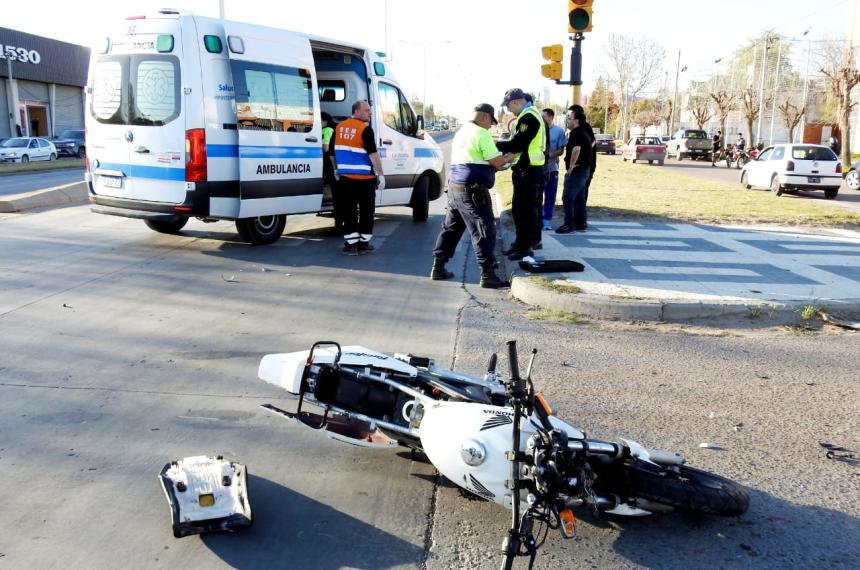 Nuevo accidente en la Circunvalacioacuten- una camioneta choca a una moto