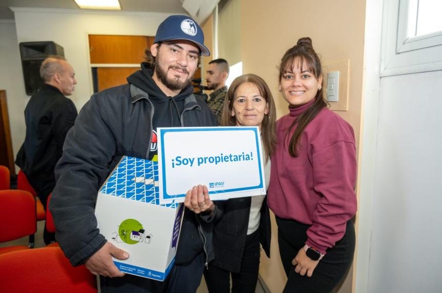 Once familias de Santa Rosa recibieron la escritura de sus viviendas sociales