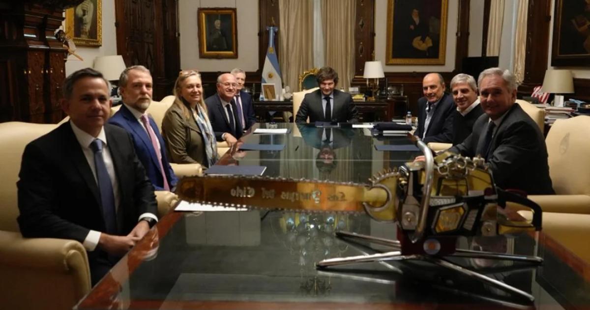 Tras la derrota en la eleccioacuten Milei y Caputo se reunieron con el presidente del BID
