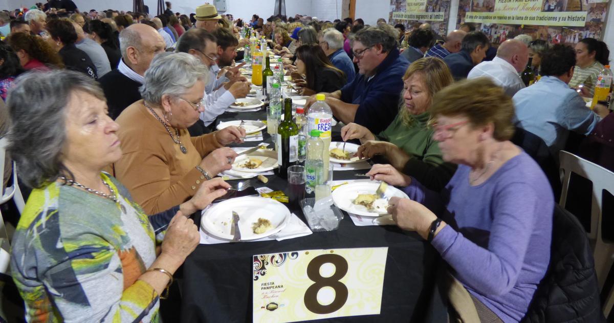 Multitudinaria celebracioacuten de la Fiesta de la Riwwel Kuchen en Peruacute