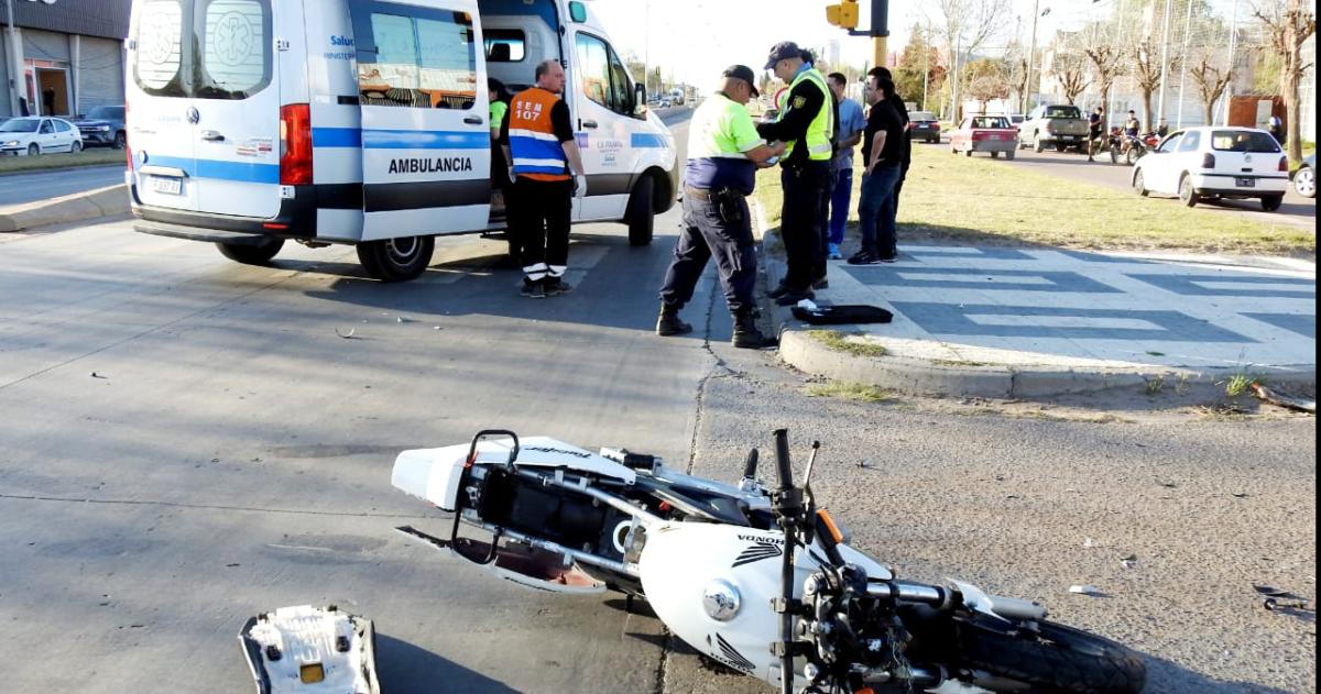 Nuevo accidente en la Circunvalacioacuten- una camioneta choca a una moto