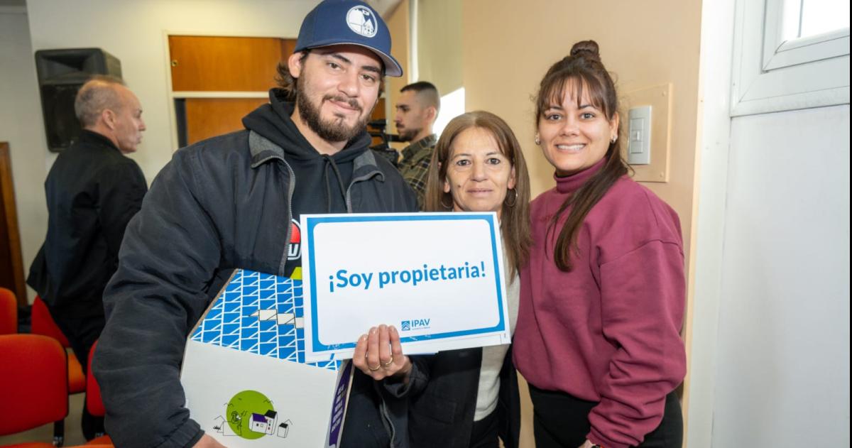 Once familias de Santa Rosa recibieron la escritura de sus viviendas sociales