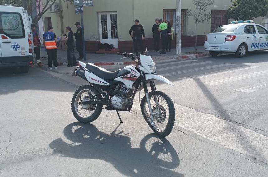 Peligrosa fuga en el centro- camioneta atropelloacute a dos chicas en moto