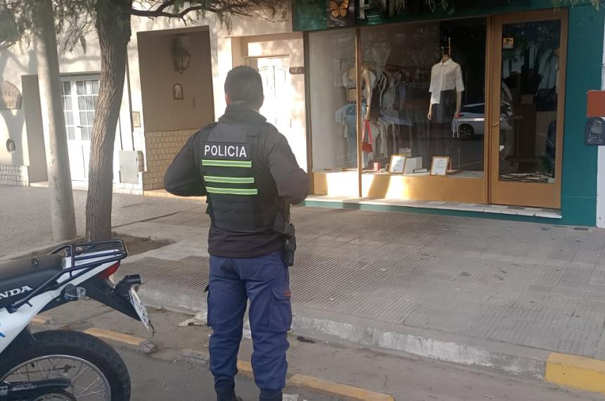 Raid delictivo en Pico- robaron en varios comercios y tuvieron que empujar el auto para huir