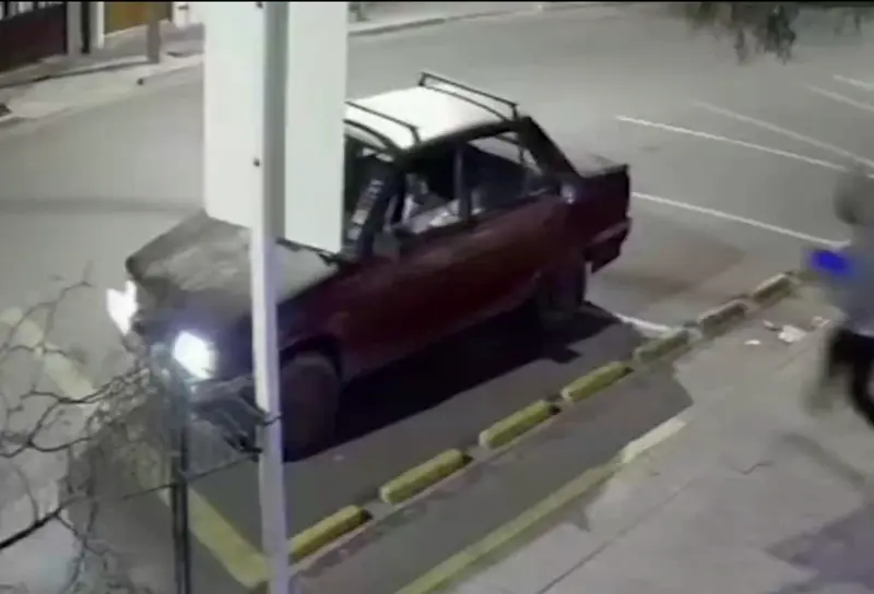 Raid delictivo en Pico- robaron en varios comercios y tuvieron que empujar el auto para huir