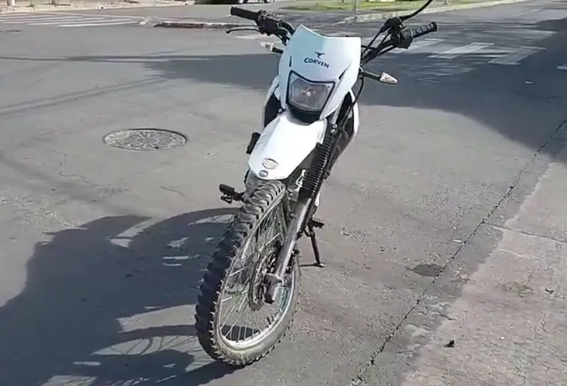 Peligrosa fuga en el centro- camioneta atropelloacute a dos chicas en moto