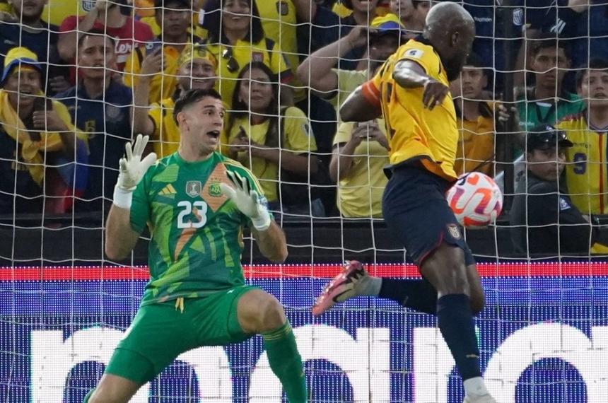 Argentina cae ante Ecuador tras un penal cobrado por el VAR