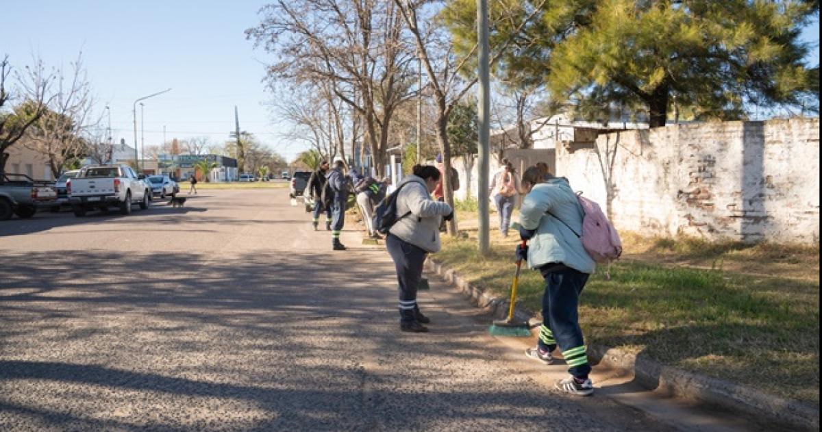 El municipio de Pico concretoacute jornada de limpieza en barrio Malvinas