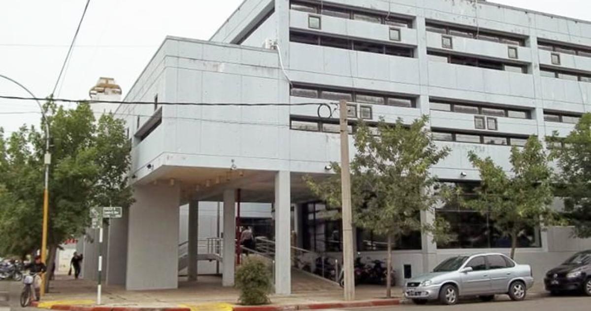 Condenan a un abuelo por golpear con una manguera a sus nietos