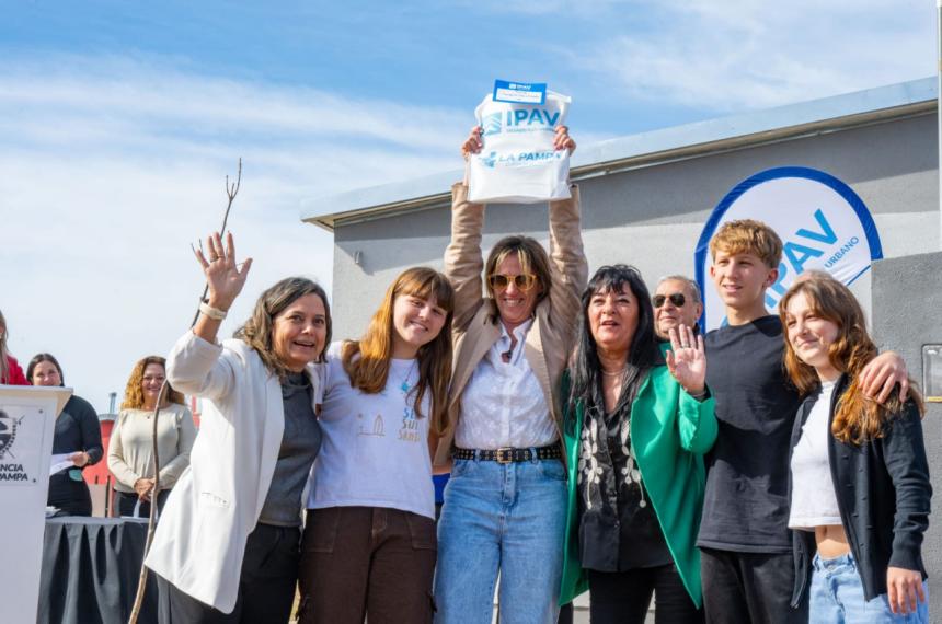 Entregaron viviendas a veinte familias de Catriloacute