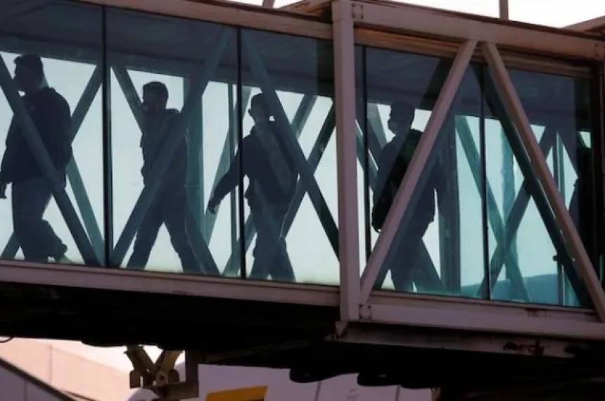 Llega al paiacutes el primer vuelo con argentinos deportados por Trump
