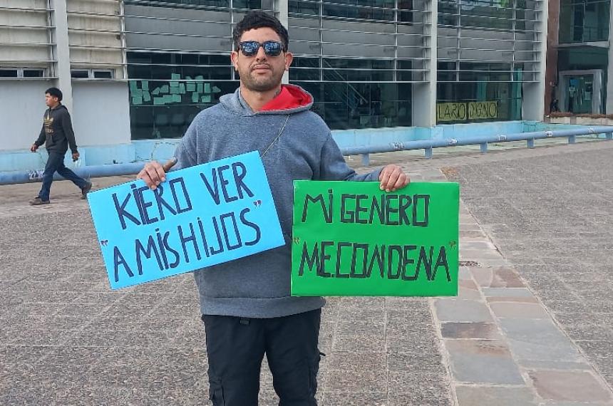 Un padre denuncia falsas acusaciones y lleva tres antildeos sin ver a sus hijos