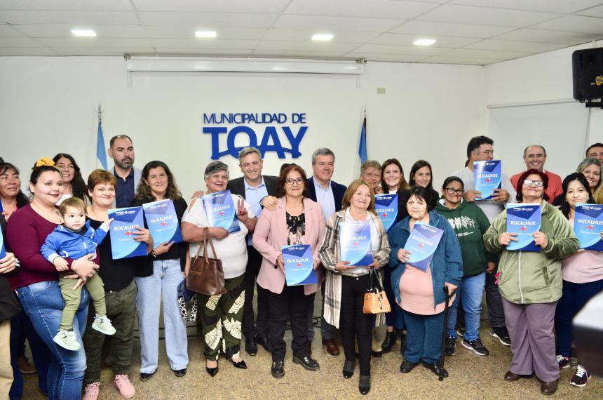Entregaron en Toay creacuteditos del programa Rucalhueacute