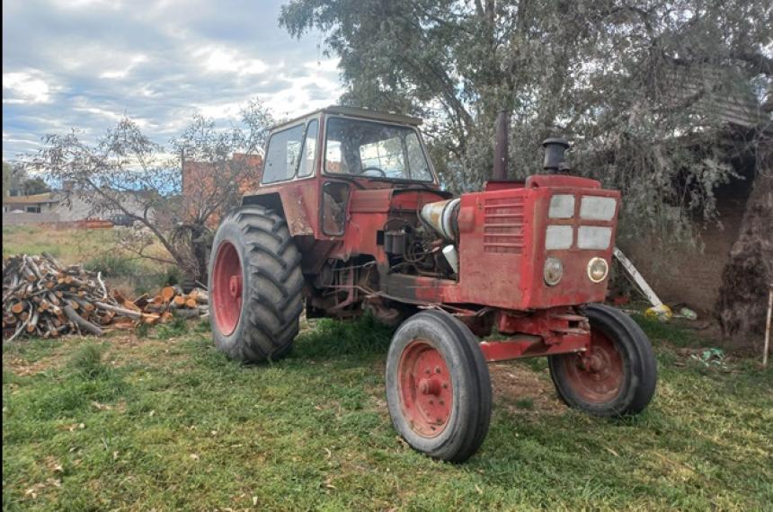 La Policiacutea de Macachiacuten recuperoacute un tractor robado en un campo