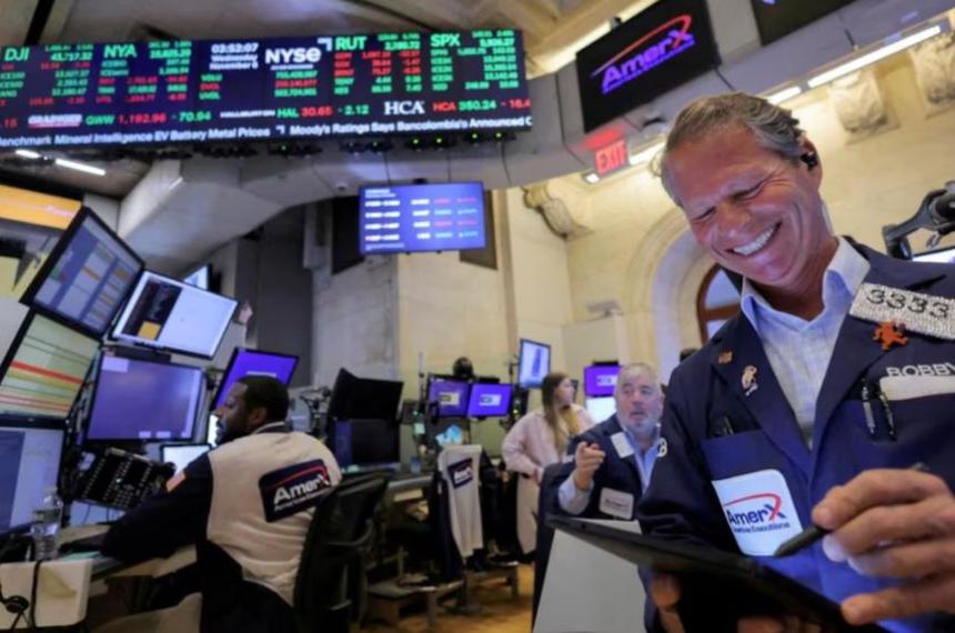 Acciones argentinas repuntaron tras el apoyo del FMI y el doacutelar oficial cerroacute en 1435