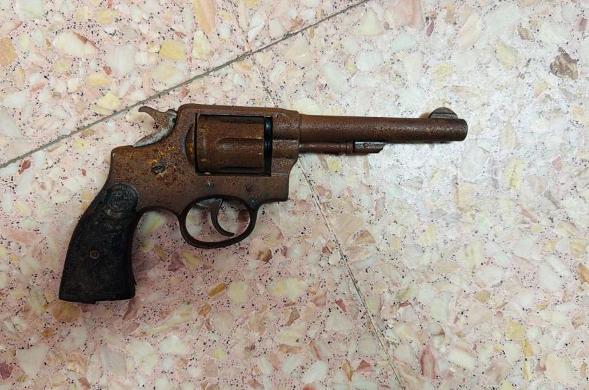 Detienen a un joven por robo y secuestran un arma oxidada