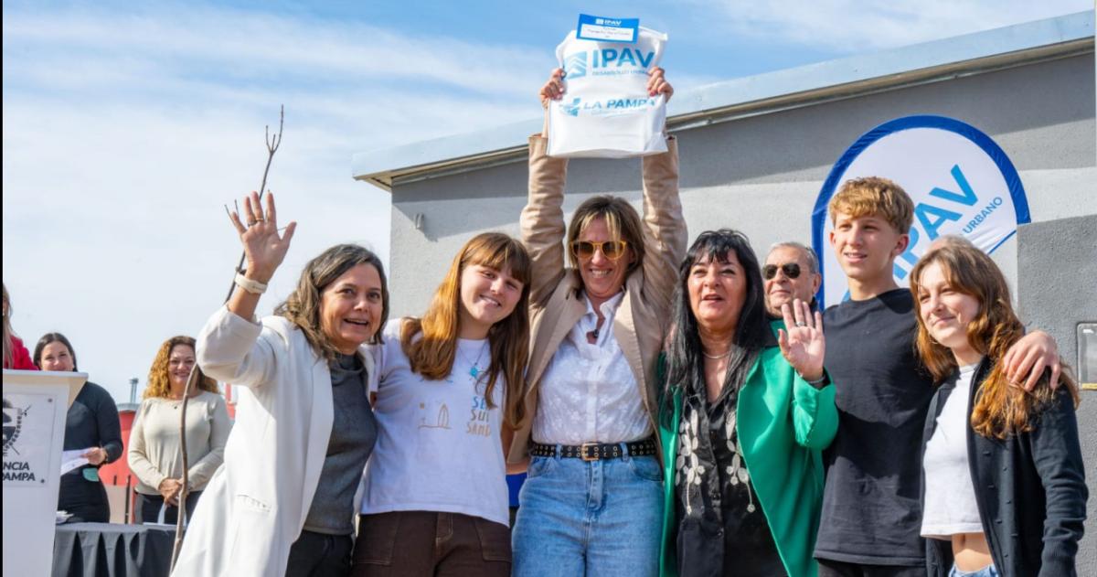 Entregaron viviendas a veinte familias de Catriloacute