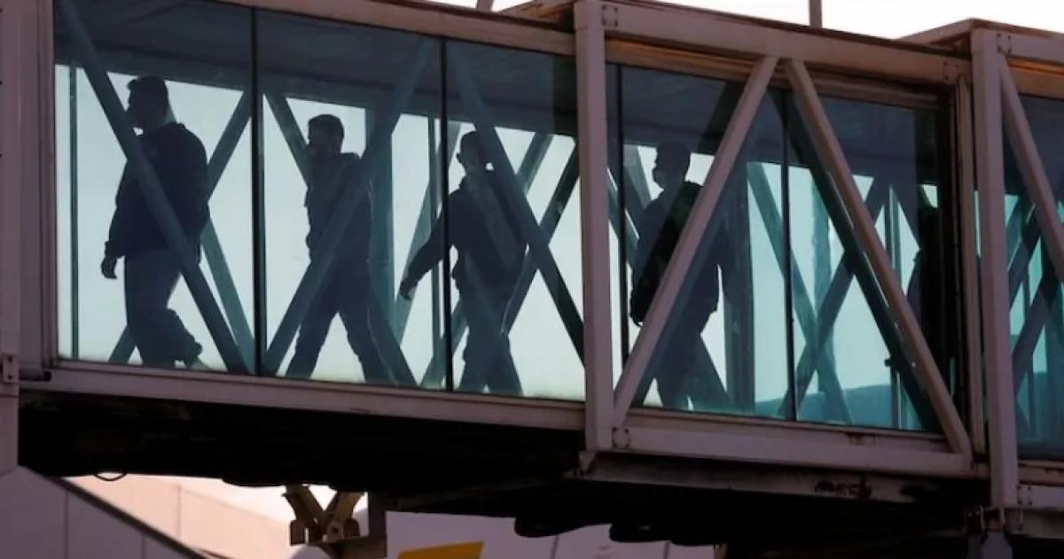 Llega al paiacutes el primer vuelo con argentinos deportados por Trump