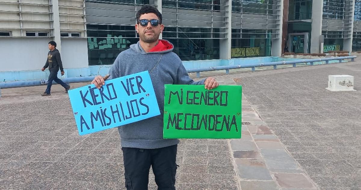 Un padre denuncia falsas acusaciones y lleva tres antildeos sin ver a sus hijos