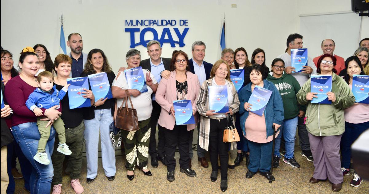 Entregaron en Toay creacuteditos del programa Rucalhueacute