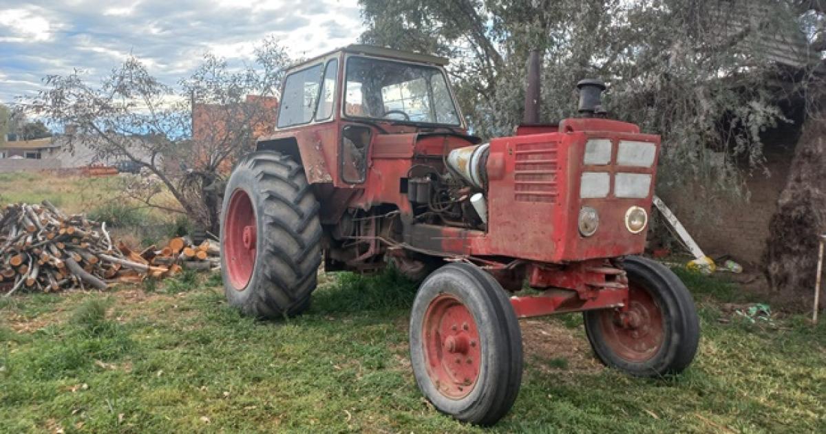 La Policiacutea de Macachiacuten recuperoacute un tractor robado en un campo